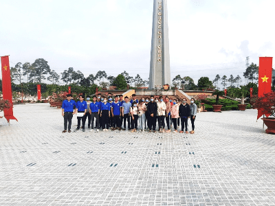 Đoàn viên, sinh viên DLA ra quân thực hiện Công trình thanh niên chăm sóc nghĩa trang Liệt sĩ tỉnh