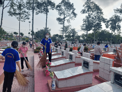 Đoàn viên, sinh viên Trường DLA ra quân dọn dẹp Nghĩa trang liệt sĩ Tỉnh Long An