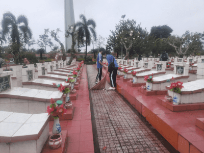Đoàn viên DLA tảo mộ, dọn dẹp Nghĩa trang liệt sĩ tỉnh Long An
