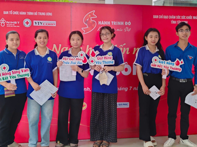 Cán bộ Đoàn, Đoàn viên Trường Đại học Kinh tế Công nghiệp Long An tham gia ngày hội hiến máu tình nguyện 