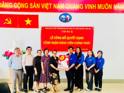 câu lạc bộ lý luận trẻ tặng trang lưu niệm cho BCH Đảng ủy trường