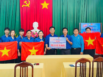 Đoàn trường Đại học Kinh tế Công nghiệp Long An trao tặng 100 lá cờ tổ quốc cho Đoàn TNCS Hồ Chí Minh Phường Khánh Hậu, Tỉnh Tây Ninh