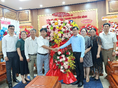 Trường DLA thăm và chúc mừng Báo và Đài PTTH LA nhân kỷ niệm 100 Ngày Báo chí Cách mạng Việt Nam