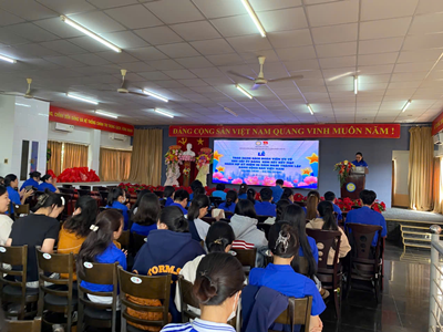 Đoàn trường Đại học Kinh tế Công nghiệp Long An bàn giao danh sách đoàn viên ưu tú cho Đảng Ủy nhà trường