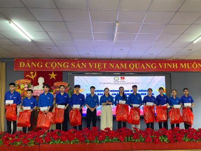 Đoàn trường Đại học Kinh tế Công nghiệp Long An hỗ trợ sinh viên có hoàn cảng khó khăn trong học tập 