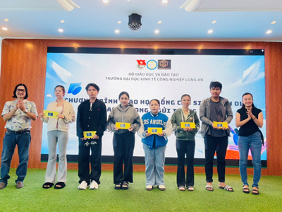 Đoàn trường Đại học Kinh tế Công nghiệp Long An phối hợp Công ty TNHH Ngôi nhà Việt Đức hỗ trợ sinh viên có hoàn cảnh khó khăn trong học tập