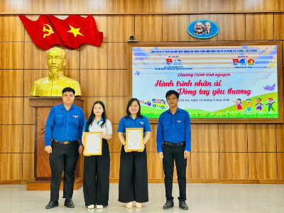 Đoàn trường Đại học Kinh tế Công nghiệp Long An trao tặng tuyến đường cờ Tổ quốc cho Đoàn TNCS Hồ Chí Minh phường Tân An, tỉnh Tây Ninh