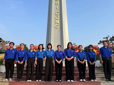 Ban chủ nhiệm CLB Lý luận trẻ tham gia “Lễ dâng hương kỷ niệm 51 năm Ngày giải phóng miền Nam, thống nhất đất nước của Tỉnh Uỷ, HĐND, UBND, UBMTTQ Việt Nam tỉnh Tây Ninh”