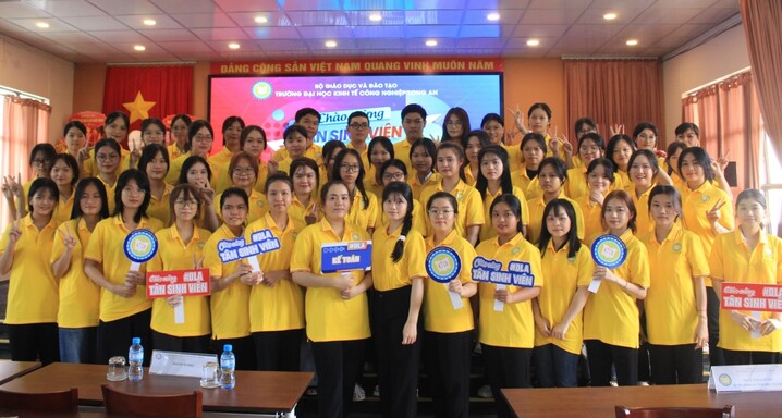 Sinh viên ngành Kế toán tại DLA